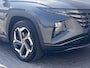Hyundai Tucson 1.6 T-GDI PHEV Comfort Smart 4WD / Dealer onderhouden / Fabrieksgarantie tot 05-2027 / Accu SoH 100 %/ Adapt. CC / Camera / Navigatie / Apple Carplay Android / Stuur- & stoelverwarming / 19" LM wielen /