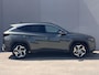 Hyundai Tucson 1.6 T-GDI PHEV Comfort Smart 4WD / Dealer onderhouden / Fabrieksgarantie tot 05-2027 / Accu SoH 100 %/ Adapt. CC / Camera / Navigatie / Apple Carplay Android / Stuur- & stoelverwarming / 19" LM wielen /
