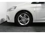 BMW 2-Serie Active Tourer 218i M Sport / Orig. Nederlands / Panoramadak / Elektr. verstelbare voorstoelen (links met memory) / Trekhaak (afneembaar) / Harman Kardon Sound System / Stoelverwarming / Lederen bekleding / HUD / Cruise Control / Navigatie / Elektr. achterklep bediening / Dynamic Damper Control