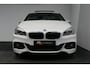 BMW 2-Serie Active Tourer 218i M Sport / Orig. Nederlands / Panoramadak / Elektr. verstelbare voorstoelen (links met memory) / Trekhaak (afneembaar) / Harman Kardon Sound System / Stoelverwarming / Lederen bekleding / HUD / Cruise Control / Navigatie / Elektr. achterklep bediening / Dynamic Damper Control