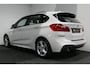 BMW 2-Serie Active Tourer 218i M Sport / Orig. Nederlands / Panoramadak / Elektr. verstelbare voorstoelen (links met memory) / Trekhaak (afneembaar) / Harman Kardon Sound System / Stoelverwarming / Lederen bekleding / HUD / Cruise Control / Navigatie / Elektr. achterklep bediening / Dynamic Damper Control