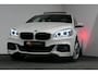 BMW 2-Serie Active Tourer 218i M Sport / Orig. Nederlands / Panoramadak / Elektr. verstelbare voorstoelen (links met memory) / Trekhaak (afneembaar) / Harman Kardon Sound System / Stoelverwarming / Lederen bekleding / HUD / Cruise Control / Navigatie / Elektr. achterklep bediening / Dynamic Damper Control