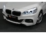 BMW 2-Serie Active Tourer 218i M Sport / Orig. Nederlands / Panoramadak / Elektr. verstelbare voorstoelen (links met memory) / Trekhaak (afneembaar) / Harman Kardon Sound System / Stoelverwarming / Lederen bekleding / HUD / Cruise Control / Navigatie / Elektr. achterklep bediening / Dynamic Damper Control