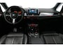 BMW 2-Serie Active Tourer 218i M Sport / Orig. Nederlands / Panoramadak / Elektr. verstelbare voorstoelen (links met memory) / Trekhaak (afneembaar) / Harman Kardon Sound System / Stoelverwarming / Lederen bekleding / HUD / Cruise Control / Navigatie / Elektr. achterklep bediening / Dynamic Damper Control