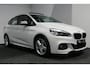 BMW 2-Serie Active Tourer 218i M Sport / Orig. Nederlands / Panoramadak / Elektr. verstelbare voorstoelen (links met memory) / Trekhaak (afneembaar) / Harman Kardon Sound System / Stoelverwarming / Lederen bekleding / HUD / Cruise Control / Navigatie / Elektr. achterklep bediening / Dynamic Damper Control