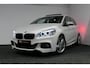 BMW 2-Serie Active Tourer 218i M Sport / Orig. Nederlands / Panoramadak / Elektr. verstelbare voorstoelen (links met memory) / Trekhaak (afneembaar) / Harman Kardon Sound System / Stoelverwarming / Lederen bekleding / HUD / Cruise Control / Navigatie / Elektr. achterklep bediening / Dynamic Damper Control