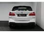 BMW 2-Serie Active Tourer 218i M Sport / Orig. Nederlands / Panoramadak / Elektr. verstelbare voorstoelen (links met memory) / Trekhaak (afneembaar) / Harman Kardon Sound System / Stoelverwarming / Lederen bekleding / HUD / Cruise Control / Navigatie / Elektr. achterklep bediening / Dynamic Damper Control
