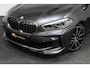 BMW 1-Serie M135i xDrive High Executive Edition / Orig. Nederlands / Panoramadak / Stoelverwarming / Apple Carplay - Android Auto / Ambienteverlichting / HUD / Achteruitrijcamera / Cruise Control / 19'' LMV / Spiegel-pakket / LED koplampen / Lederen bekleding