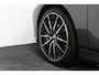 BMW 1-Serie M135i xDrive High Executive Edition / Orig. Nederlands / Panoramadak / Stoelverwarming / Apple Carplay - Android Auto / Ambienteverlichting / HUD / Achteruitrijcamera / Cruise Control / 19'' LMV / Spiegel-pakket / LED koplampen / Lederen bekleding