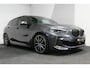 BMW 1-Serie M135i xDrive High Executive Edition / Orig. Nederlands / Panoramadak / Stoelverwarming / Apple Carplay - Android Auto / Ambienteverlichting / HUD / Achteruitrijcamera / Cruise Control / 19'' LMV / Spiegel-pakket / LED koplampen / Lederen bekleding