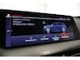 BMW 1-Serie M135i xDrive High Executive Edition / Orig. Nederlands / Panoramadak / Stoelverwarming / Apple Carplay - Android Auto / Ambienteverlichting / HUD / Achteruitrijcamera / Cruise Control / 19'' LMV / Spiegel-pakket / LED koplampen / Lederen bekleding
