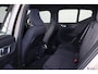 Volvo EX40 Extended Range Plus 82 kWh - IntelliSafe Assist & Surround - Harman/Kardon audio - Parkeercamera achter - Verwarmde voorstoelen & stuur - Parkeersensoren voor & achter - Draadloze tel. lader - Warmtepomp - Inklapbare trekhaak - 19' LMV
