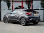 Toyota C-HR / C-HR+ 1.8 Hybrid Dynamic | Origineel NL | Camera | Stoelverwarming | Adaptieve Cruise Control | Climate Control | 18'' Lichtmetalen Velgen | Metallic Lak | Lederen Bekleding Cognac | All Season Banden |