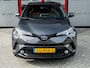 Toyota C-HR / C-HR+ 1.8 Hybrid Dynamic | Origineel NL | Camera | Stoelverwarming | Adaptieve Cruise Control | Climate Control | 18'' Lichtmetalen Velgen | Metallic Lak | Lederen Bekleding Cognac | All Season Banden |