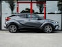 Toyota C-HR / C-HR+ 1.8 Hybrid Dynamic | Origineel NL | Camera | Stoelverwarming | Adaptieve Cruise Control | Climate Control | 18'' Lichtmetalen Velgen | Metallic Lak | Lederen Bekleding Cognac | All Season Banden |