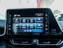 Toyota C-HR / C-HR+ 1.8 Hybrid Dynamic | Origineel NL | Camera | Stoelverwarming | Adaptieve Cruise Control | Climate Control | 18'' Lichtmetalen Velgen | Metallic Lak | Lederen Bekleding Cognac | All Season Banden |
