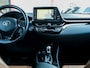 Toyota C-HR / C-HR+ 1.8 Hybrid Dynamic | Origineel NL | Camera | Stoelverwarming | Adaptieve Cruise Control | Climate Control | 18'' Lichtmetalen Velgen | Metallic Lak | Lederen Bekleding Cognac | All Season Banden |