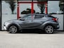 Toyota C-HR / C-HR+ 1.8 Hybrid Dynamic | Origineel NL | Camera | Stoelverwarming | Adaptieve Cruise Control | Climate Control | 18'' Lichtmetalen Velgen | Metallic Lak | Lederen Bekleding Cognac | All Season Banden |