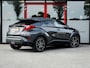 Toyota C-HR / C-HR+ 1.8 Hybrid Dynamic | Origineel NL | Camera | Stoelverwarming | Adaptieve Cruise Control | Climate Control | 18'' Lichtmetalen Velgen | Metallic Lak | Lederen Bekleding Cognac | All Season Banden |