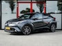 Toyota C-HR / C-HR+ 1.8 Hybrid Dynamic | Origineel NL | Camera | Stoelverwarming | Adaptieve Cruise Control | Climate Control | 18'' Lichtmetalen Velgen | Metallic Lak | Lederen Bekleding Cognac | All Season Banden |
