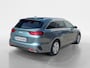 Kia Ceed Sportswagon 1.0 T-GDi DynamicPlusLine | Apple Carplay / Android Auto | Navigatiesysteem | Stoel + Stuurverwarming | Licht + Regensensor | Parkeersensoren Voor + Achter | Camera Achter | Elektrisch Bedienbare Achterklep | Cruise Control | Rijstrooksensor + Correctie
