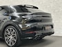 Porsche Cayenne Coupé 3.0 E-Hybrid | Passenger Display | 360 Camera | Sport-Design | ACC | Sport-Chrono | Soft-Close | BOSE | Panorama | Trekhaak 3500kg trekgewicht | 4-Zone Clima | Matrix-LED | Keyless-Entry | Sfeerverlichting | Luchtvering | 22 Inch | Leder Dashboard | Dodehoek | Memory | Carplay |