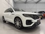 Volkswagen Touareg R 3.0 TSi 4MOTION eHybrid 462PK PANO/PUGLIA/LUCHTVERING/NACHT-ZICHT/TREKHAAK/22"/SOFT-CLOSE/360CAMERA/ACC/DYNAUDIO/HEAD-UP/BLACK-OPTIC/MAXTON-BODYKIT/DRIVER ASS.PLUS/MASSAGE/FULL OPTIONS/VOLLEDIG VW DEALER HISTORIE