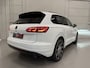 Volkswagen Touareg R 3.0 TSi 4MOTION eHybrid 462PK PANO/PUGLIA/LUCHTVERING/NACHT-ZICHT/TREKHAAK/22"/SOFT-CLOSE/360CAMERA/ACC/DYNAUDIO/HEAD-UP/BLACK-OPTIC/MAXTON-BODYKIT/DRIVER ASS.PLUS/MASSAGE/FULL OPTIONS/VOLLEDIG VW DEALER HISTORIE