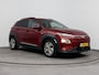 Hyundai Kona Electric EV FASHION 64 kWh | DODEHOEK DETECTIE | PDC | 3 FASEN | WARMTEPOMP | CAMERA | CLIMA | CRUISE ADAPT. | NAVI | PRIVACY GLASS | DAKRAILING | APPLE CAR PLAY & ADROID AUTO |