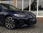 BMW i4 M50 High Executive 84 kWh | Bosch SOH-test 100%! | Pano | Memory stoel | Leder | M Stoelen | HuD | Comfort Access | Carbon Fibre int. | Tansanit Blau | 19" Y-spaak 859M wielen | Alarm kl.3