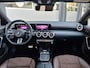 Mercedes-Benz CLA 180 Star Edition AMG | Night Pakket | Panoramadak | Bruin Interieur | Dodehoekassistent | Apple CarPlay | Android Auto | Sfeerverlichting | Stoelverwarming | Parkeersensoren | Achteruitrijcamera | Elektrisch Inklapbare Buitenspiegels
