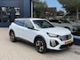 Peugeot 2008 1.2 Turbo 100 PK Allure | Trekhaak 1200KG | Nieuwste Model | Navigatie via Telefoon | Stoelverwarming | LED Verlichting | Keyless Entry/Start | Cruise Control | Hoge Zitpositie | Parkeersensoren | DAB | Digitaal Dashboard | Half Lederen stoelen | Lichtmetalen Velgen 17 inch |