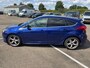 Ford Focus 1.0 Titanium | 1e-eigenaar | Volledig Dealeronderhouden! | ST-Line optiek | 18-inch | Camera | Voorruitverwarming | Cruise Control | Navigatie