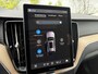Volvo XC60 2.0 T6 Plug-in hybrid AWD Ultra Dark | Stoel-/Stuurverwarming | Getint Glas | Head-up Display | Adaptieve Cruise Control | Luchtvering | Trekhaak | BLIS |