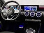 Mercedes-Benz A-klasse 250 e AMG Sport 218Pk Automaat (PANORAMADAK, GROOT NAVI, SFEERVERLICHTING, CAMERA, GETINT GLAS, SPORTSTOELEN, LEDER/ALCANTARA, STOELVERWARMING, NIEUWSTAAT)