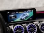 Mercedes-Benz A-klasse 250 e AMG Sport 218Pk Automaat (PANORAMADAK, GROOT NAVI, SFEERVERLICHTING, CAMERA, GETINT GLAS, SPORTSTOELEN, LEDER/ALCANTARA, STOELVERWARMING, NIEUWSTAAT)