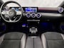 Mercedes-Benz A-klasse 250 e AMG Sport 218Pk Automaat (PANORAMADAK, GROOT NAVI, SFEERVERLICHTING, CAMERA, GETINT GLAS, SPORTSTOELEN, LEDER/ALCANTARA, STOELVERWARMING, NIEUWSTAAT)