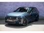 Volvo XC90 T8 Plug-in hybrid AWD Ultra Black Ed. Exec. | Executive | Heico Body Kit | Selected Level | Black Pack | Bowers & Wilkins Audio | Luchtvering | Adaptieve Cruise Control | Pilot Assist | Massage & Ventilatie | Gelamineerde Zijruiten Rondom | Getint Glas | Zitverlenging | 22" LM