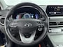 Hyundai Kona Electric EV PREMIUM 64 kWh | 3- FASE | NAVI | CLIMA | ADAPT. CRUISE | CAMERA | HUD | LEDER | STUUR- & STOELVERWARMING | WARMTEPOMP | PRIVACY GLASS | WLTP 481 KM! |