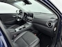 Hyundai Kona Electric EV PREMIUM 64 kWh | 3- FASE | NAVI | CLIMA | ADAPT. CRUISE | CAMERA | HUD | LEDER | STUUR- & STOELVERWARMING | WARMTEPOMP | PRIVACY GLASS | WLTP 481 KM! |