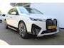 BMW iX xDrive40 Executive 77 kWh | SoH 100% | Incl. 12 maanden Garantie | 360° Camera | Elektrisch verstelbare stoelen/stuurwiel | Dodehoekdetectie | Stoelverwarming | Elektrische kofferbakklep | Draadloze telefoonlader | Keyless entry/start | 22 Inch LMV | Origineel NL Auto | NAP |