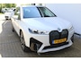 BMW iX xDrive40 Executive 77 kWh | SoH 100% | Incl. 12 maanden Garantie | 360° Camera | Elektrisch verstelbare stoelen/stuurwiel | Dodehoekdetectie | Stoelverwarming | Elektrische kofferbakklep | Draadloze telefoonlader | Keyless entry/start | 22 Inch LMV | Origineel NL Auto | NAP |