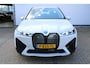 BMW iX xDrive40 Executive 77 kWh | SoH 100% | Incl. 12 maanden Garantie | 360° Camera | Elektrisch verstelbare stoelen/stuurwiel | Dodehoekdetectie | Stoelverwarming | Elektrische kofferbakklep | Draadloze telefoonlader | Keyless entry/start | 22 Inch LMV | Origineel NL Auto | NAP |