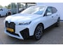 BMW iX xDrive40 Executive 77 kWh | SoH 100% | Incl. 12 maanden Garantie | 360° Camera | Elektrisch verstelbare stoelen/stuurwiel | Dodehoekdetectie | Stoelverwarming | Elektrische kofferbakklep | Draadloze telefoonlader | Keyless entry/start | 22 Inch LMV | Origineel NL Auto | NAP |
