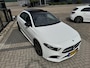 Mercedes-Benz A-klasse 180 AMG NIGHT PANO/SFEER/MEMORY/BURMESTER/WIDESCR. /NAVI/MATRIXLED/2XKEYLESS/CLIMA/STOELVERWARMING/S&S/SPORTZETELS - NL AUTO/KM = NAP