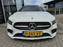Mercedes-Benz A-klasse 180 AMG NIGHT PANO/SFEER/MEMORY/BURMESTER/WIDESCR. /NAVI/MATRIXLED/2XKEYLESS/CLIMA/STOELVERWARMING/S&S/SPORTZETELS - NL AUTO/KM = NAP