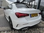 Mercedes-Benz A-klasse 180 AMG NIGHT PANO/SFEER/MEMORY/BURMESTER/WIDESCR. /NAVI/MATRIXLED/2XKEYLESS/CLIMA/STOELVERWARMING/S&S/SPORTZETELS - NL AUTO/KM = NAP