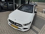 Mercedes-Benz A-klasse 180 AMG NIGHT PANO/SFEER/MEMORY/BURMESTER/WIDESCR. /NAVI/MATRIXLED/2XKEYLESS/CLIMA/STOELVERWARMING/S&S/SPORTZETELS - NL AUTO/KM = NAP