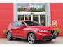Alfa Romeo Tonale 1.3T PHEV 280PK EDIZIONE BUSINESS | AFNEEMBARE TREKHAAK | ALL SEASON BANDEN | PREMIUM PACK: LEDEREN BEKLEDING/GEVENTILEERDE VOORSTOELEN/4-VOUDIG ELEKTRISCH VERSTELBARE LENDESTEUN VOORSTOELEN/HOOGGLANS ZWARTE RAAMOMLIJSTING/AMBIENT LIGHTING | TECHNOLOGY PACK: PAARKEERWAARSCHUWING VOOR ACHTER ZIJKANT/AUTOMATISCHE INPARKEERHULP MET EXIT ASSIST/360° CAMERA/AUTONOMOUS DRIVING LEVEL 2 MET O.A. ADAPTIVE CRUISE CONTROL/BLIND SPOT DETECTION/AUTOMATISCH DIMMENDE BUITENSPIEGELS/ELEKTRISCH BEDIENBARE ACHTERKLEP/DRAADLOZE TELEFOONLADER | WINTERPACK: STOELVERWARMING VOOR/STUURVERWARMING/VERWARMBARE RUITENSPROEIERS | HARMAN KARDON SOUND SYSTEM | DRAADLOZE APPLE CARPLAY/ANDROID AUTO | NAVIGATIE | 20" LICHTMETALEN VELGEN "GRAPHITE GREY" |