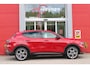 Alfa Romeo Tonale 1.3T PHEV 280PK EDIZIONE BUSINESS | AFNEEMBARE TREKHAAK | ALL SEASON BANDEN | PREMIUM PACK: LEDEREN BEKLEDING/GEVENTILEERDE VOORSTOELEN/4-VOUDIG ELEKTRISCH VERSTELBARE LENDESTEUN VOORSTOELEN/HOOGGLANS ZWARTE RAAMOMLIJSTING/AMBIENT LIGHTING | TECHNOLOGY PACK: PAARKEERWAARSCHUWING VOOR ACHTER ZIJKANT/AUTOMATISCHE INPARKEERHULP MET EXIT ASSIST/360° CAMERA/AUTONOMOUS DRIVING LEVEL 2 MET O.A. ADAPTIVE CRUISE CONTROL/BLIND SPOT DETECTION/AUTOMATISCH DIMMENDE BUITENSPIEGELS/ELEKTRISCH BEDIENBARE ACHTERKLEP/DRAADLOZE TELEFOONLADER | WINTERPACK: STOELVERWARMING VOOR/STUURVERWARMING/VERWARMBARE RUITENSPROEIERS | HARMAN KARDON SOUND SYSTEM | DRAADLOZE APPLE CARPLAY/ANDROID AUTO | NAVIGATIE | 20" LICHTMETALEN VELGEN "GRAPHITE GREY" |